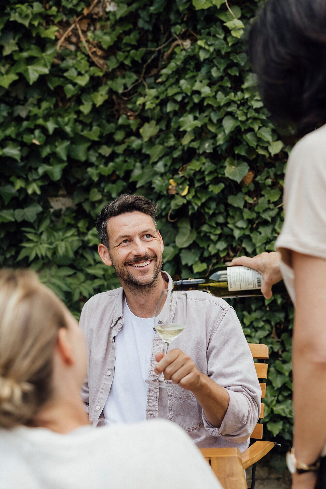 Inmitten der malerischen Weinlandschaft genießen Gäste eine gesellige Weinverkostung. Der Duft von frischen Trauben und die herzliche Atmosphäre laden zum Anstoßen und Verweilen ein. Eine köstliche Jause rundet das Erlebnis ab und verspricht unvergessliche Momente.