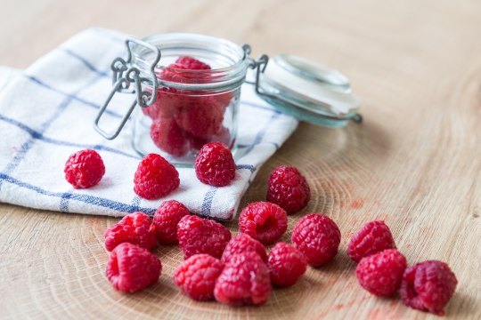 oder süße Himbeeren:, © Weinviertel Tourismus / Astrid Bartl
