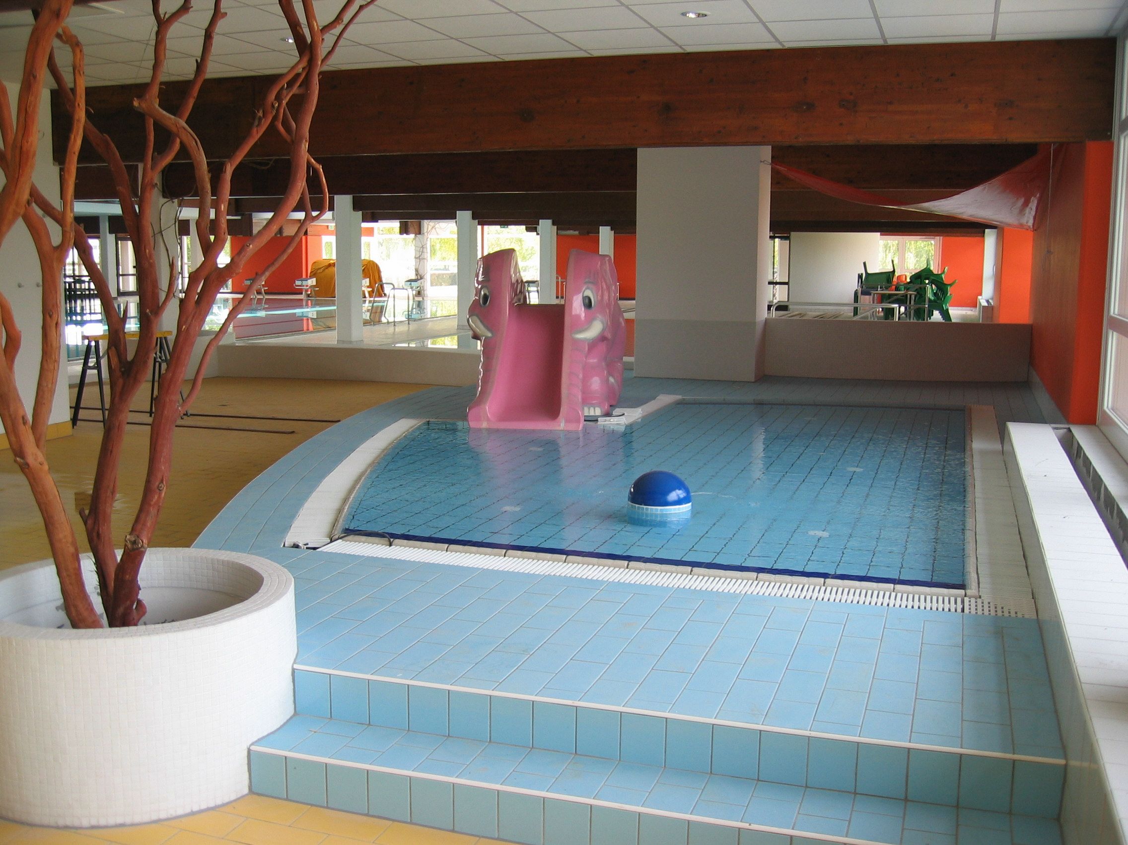 Kinderbecken mit rosa Rutsche im Erholungszentrum Stockerau.