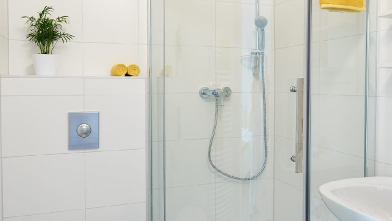 Modernes Badezimmer mit Dusche, Toilette und Waschbecken.