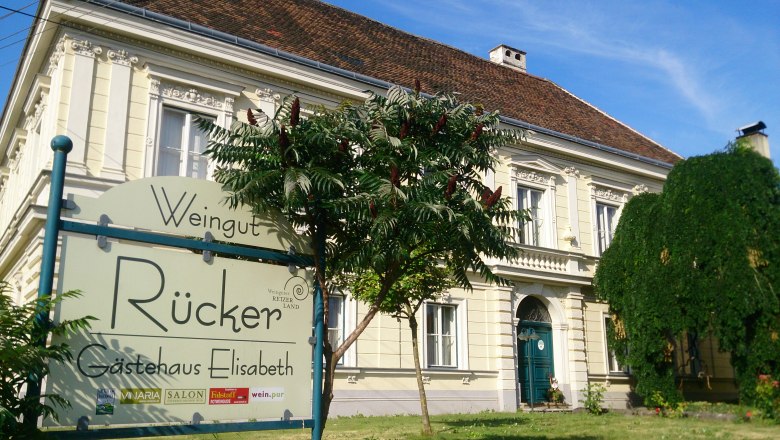 Historisches Gebäude mit Schild 'Weingut Rücker Gästehaus Elisabeth'.