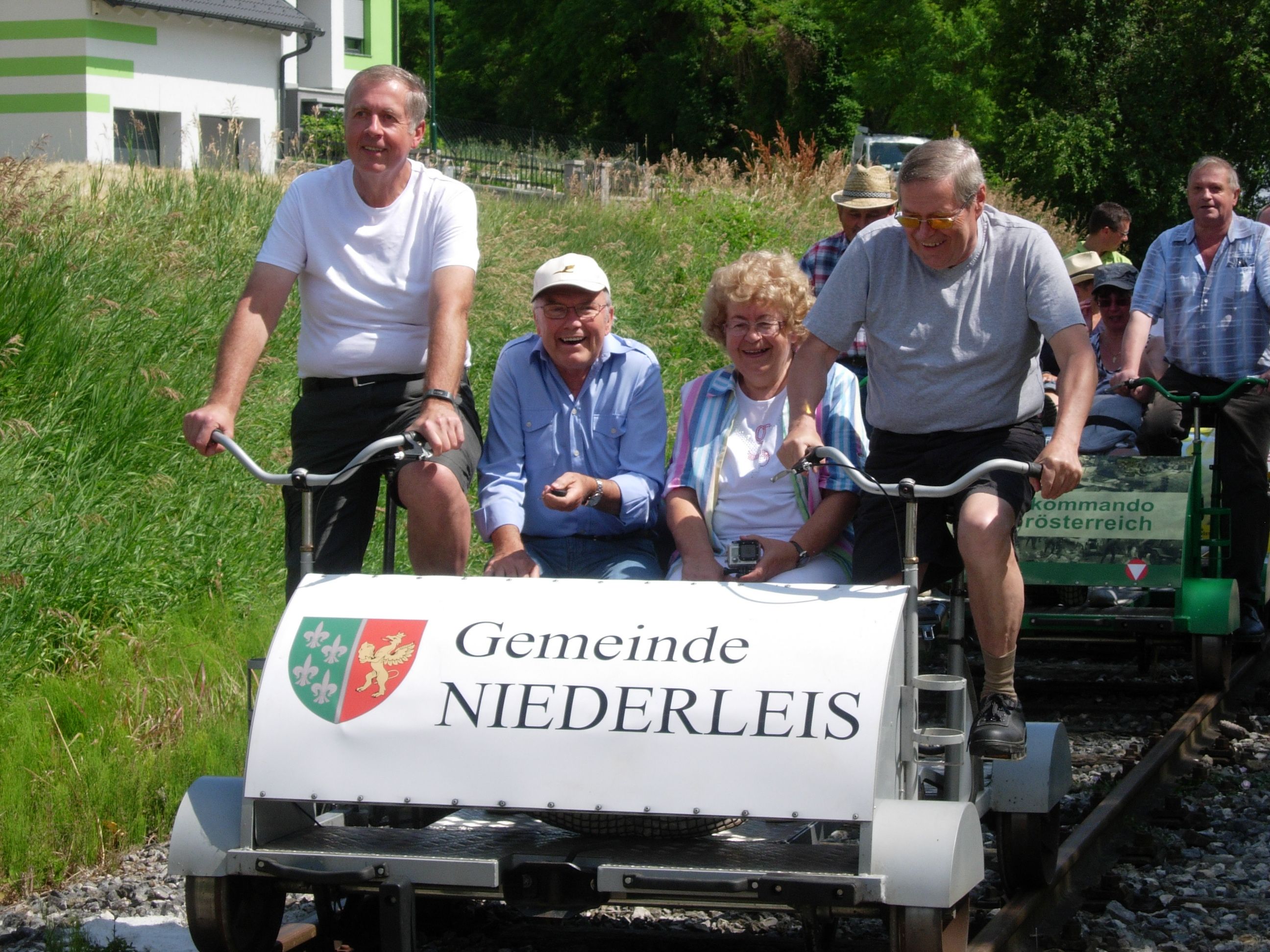Gruppe von Menschen auf einer Draisine in Niederleis.