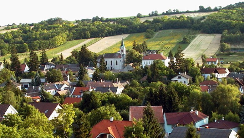 Landschaft mit Dorf und Kirche in Unterolberndorf.