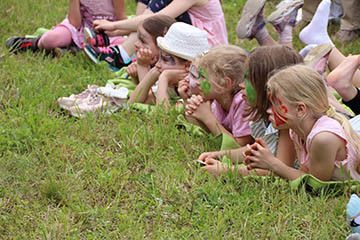 Kinder beim Familienfest
