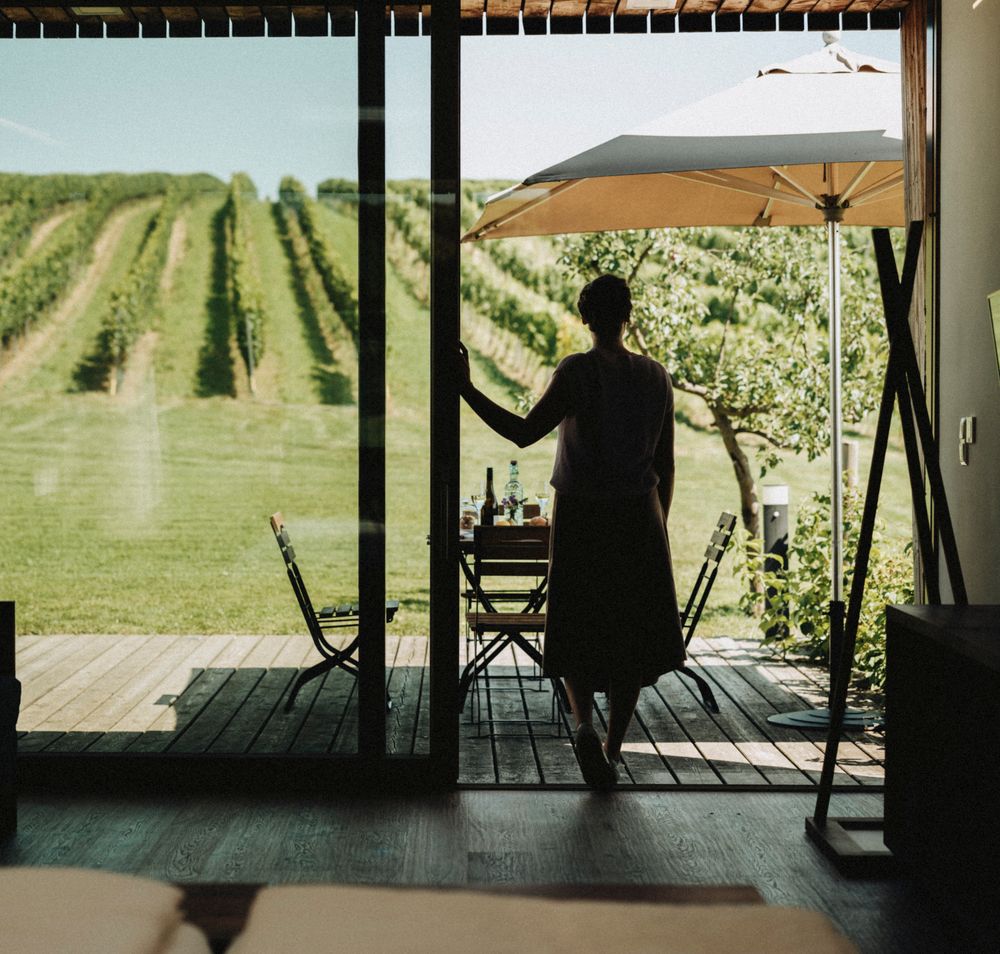 Ein sanfter Wind weht durch die Weinreben, während die Sonne golden über die Hügel strahlt. Die ruhige Atmosphäre lädt dazu ein, die Schönheit der Natur zu genießen und sich bei einem Glas Wein zu entspannen. Hier, wo die Trauben reifen, wird der Herbst zu einem Fest der Sinne.