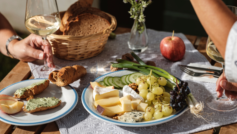 Heurigentisch mit Käseplatte 