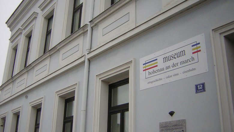 Fassade des Museums Hohenau an der March mit Schild und Gedenktafel.