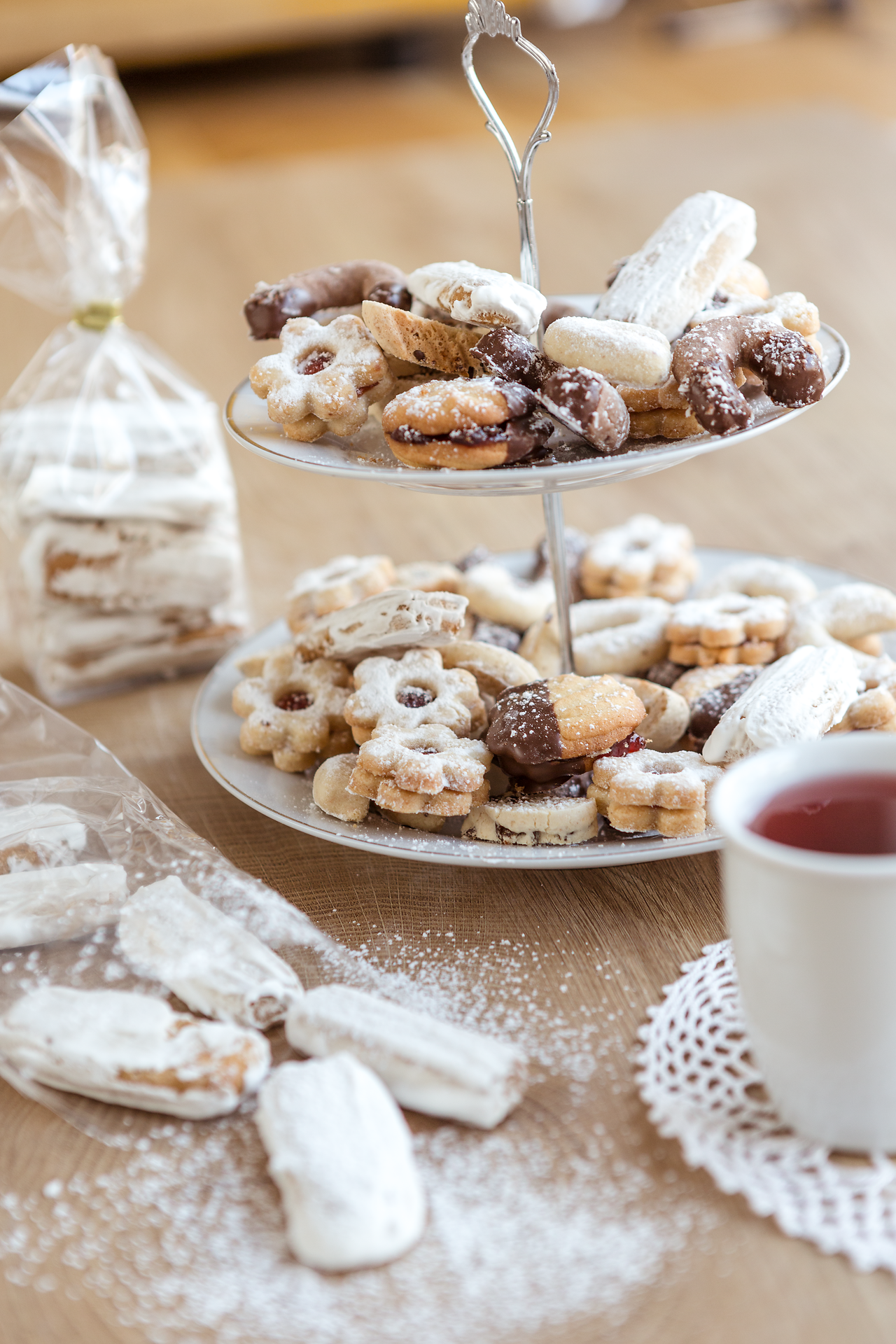 Eine verführerische Auswahl an frisch gebackenen Keksen und süßen Leckereien lädt zum Genießen ein. Der Duft von Vanille und Zimt erfüllt die Luft und verspricht unvergessliche Geschmackserlebnisse. Ein perfekter Ort für eine gemütliche Teestunde mit Freunden oder Familie.