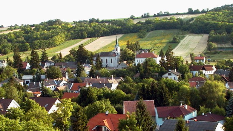 Ortsansicht mit Blick auf Wallfahrtskirche Hl. Leonhard, © Gemeinde Kreuttal
