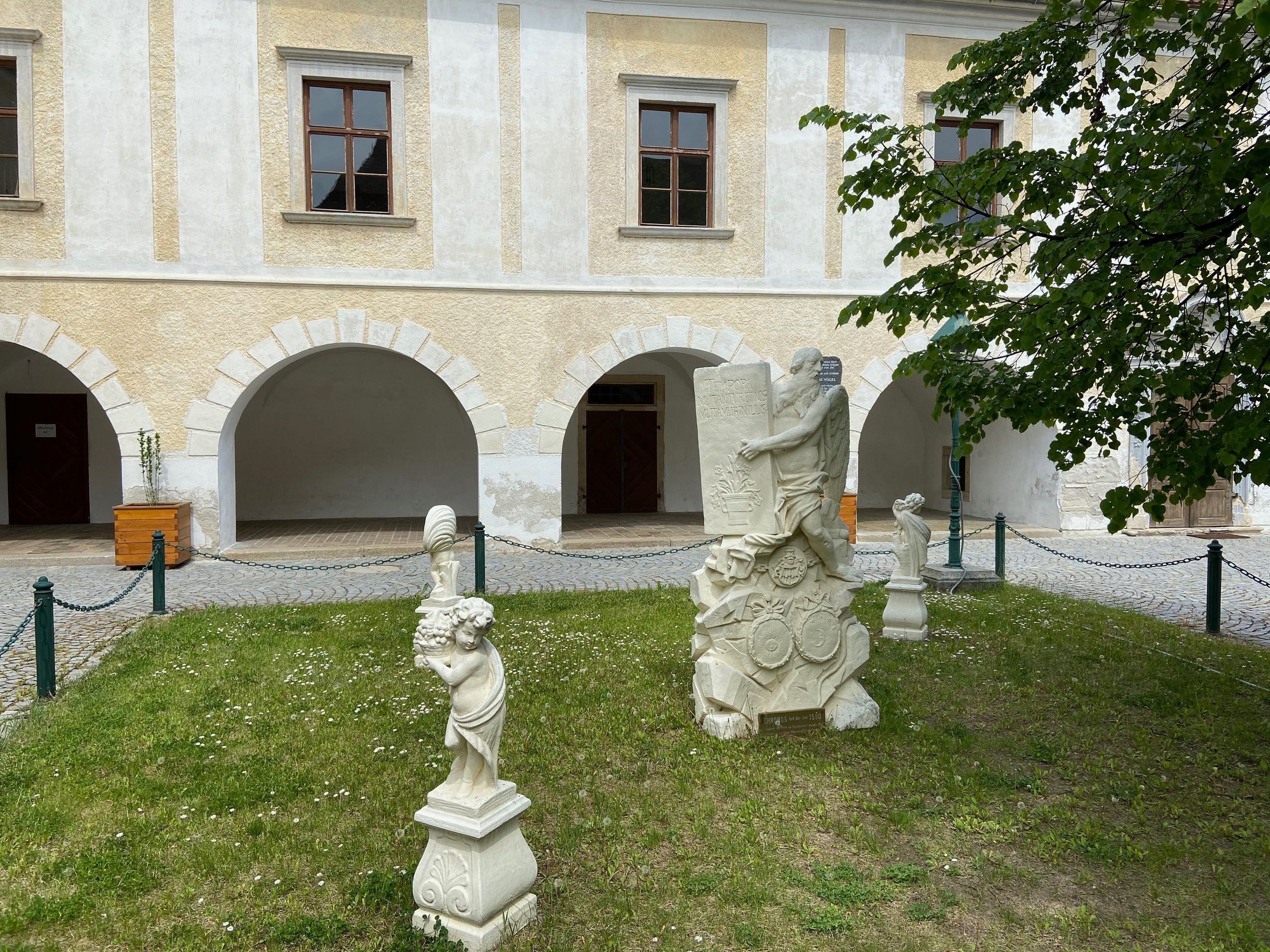 Sochy na nádvoří Muzea místní historie a průmyslu v Pulkau.
