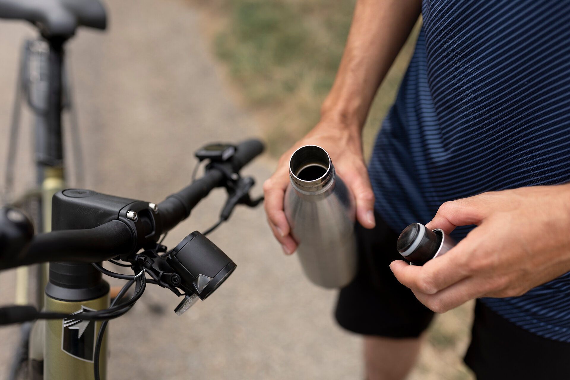 Ein Radfahrer genießt die frische Luft und die malerische Landschaft des Weinviertels. Die sanften Hügel und die üppigen Weinreben laden zu einer entspannenden Tour ein, während die Sonne sanft auf die Umgebung scheint.