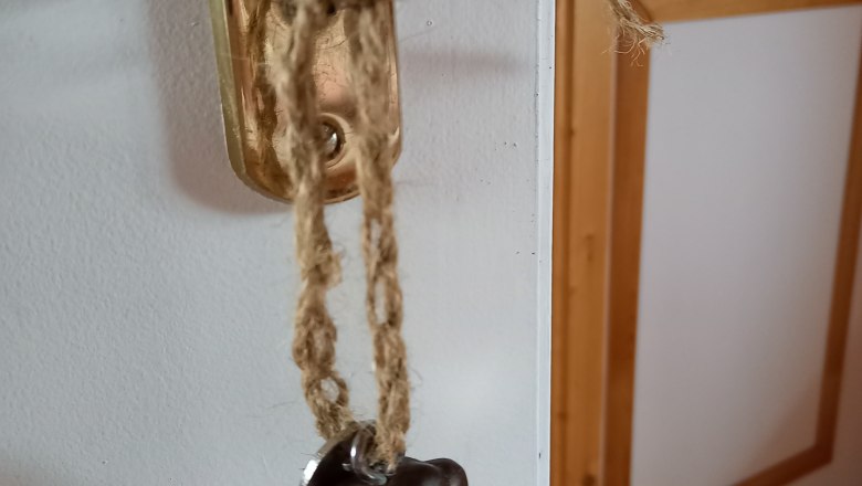 Türgriff mit Traubenanhänger aus Holz.