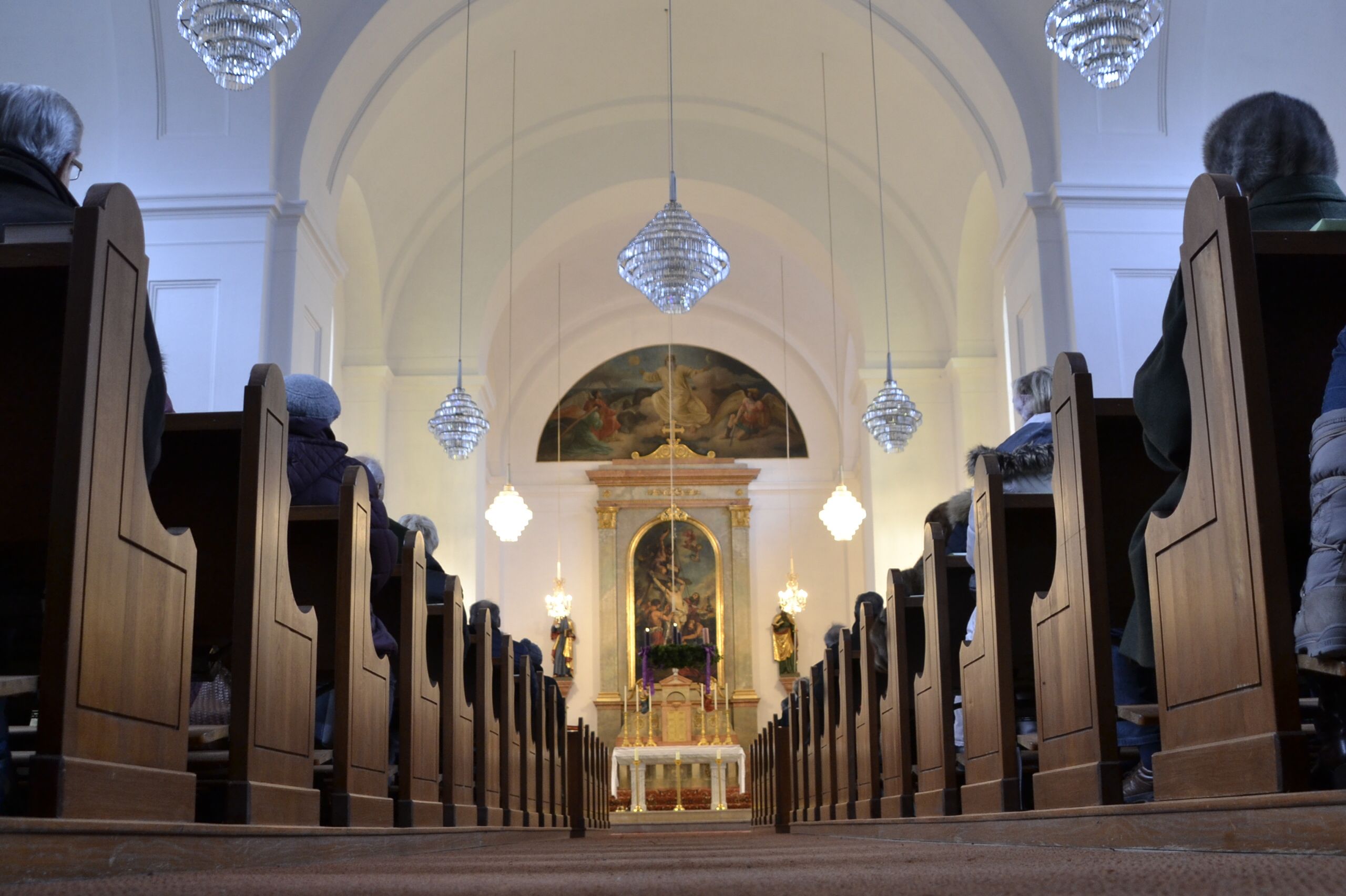 Innenansicht der Pfarrkirche Kammersdorf mit Blick auf den Altar.