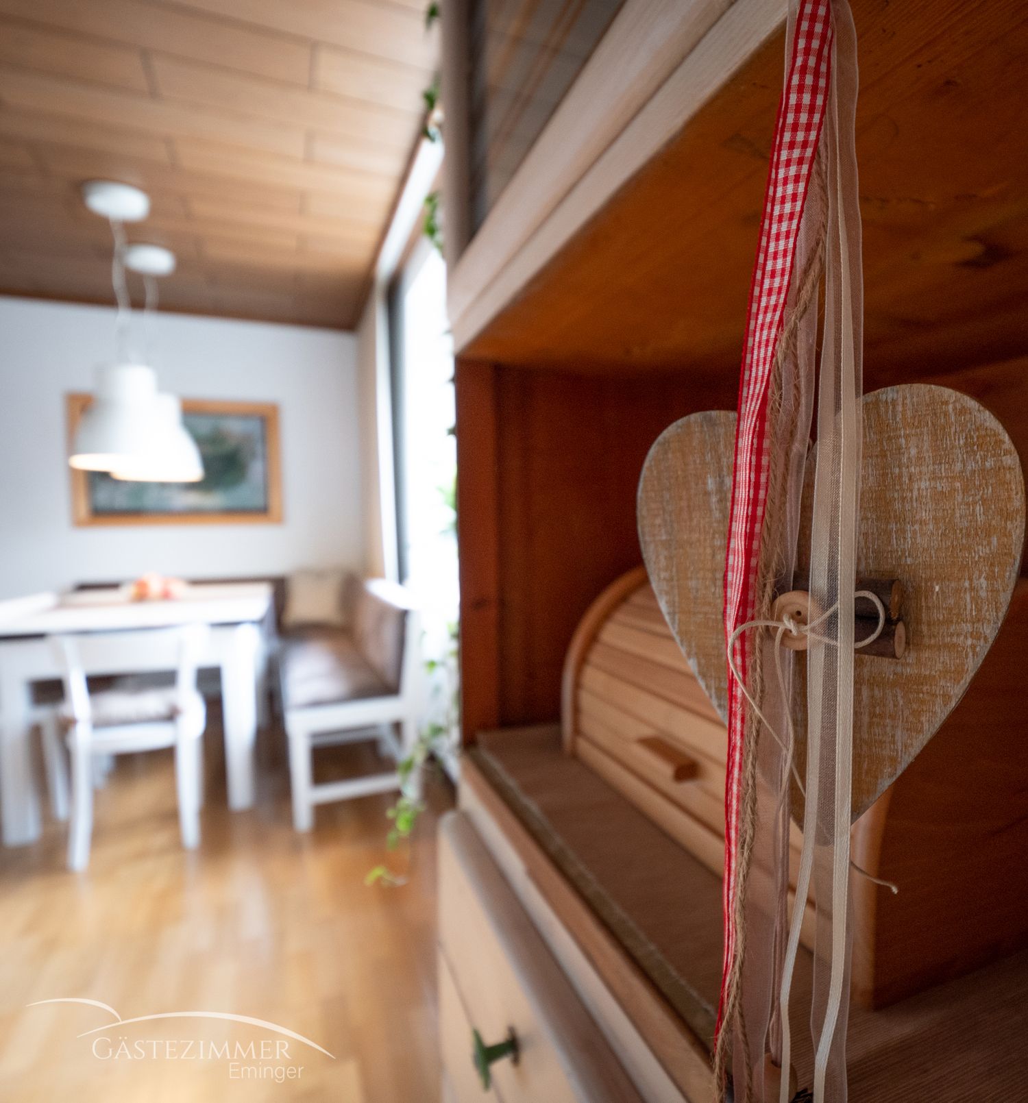 Gemütliche Wohnküche mit Holzmöbeln und Herzdekoration.