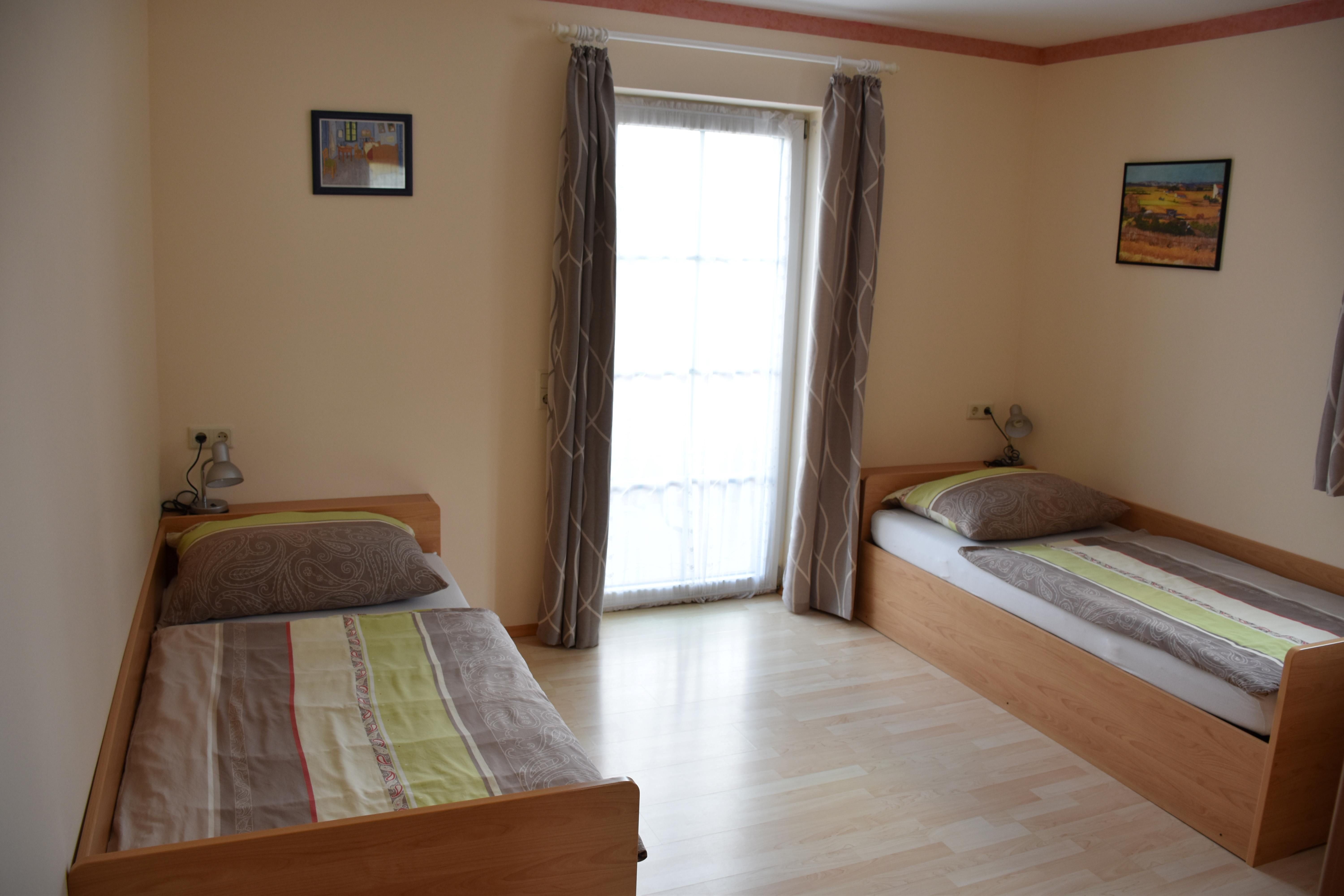 Zimmer mit zwei Einzelbetten in der Marchfelder Pension, Orth/Do
