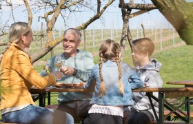 Familie bei einer Weingartenrast, © Weinviertel Tourismus / Lahofer
