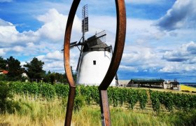 Schlüsselerlebnis mit Blick zur Windmühle, © Weinstraße Weinviertel