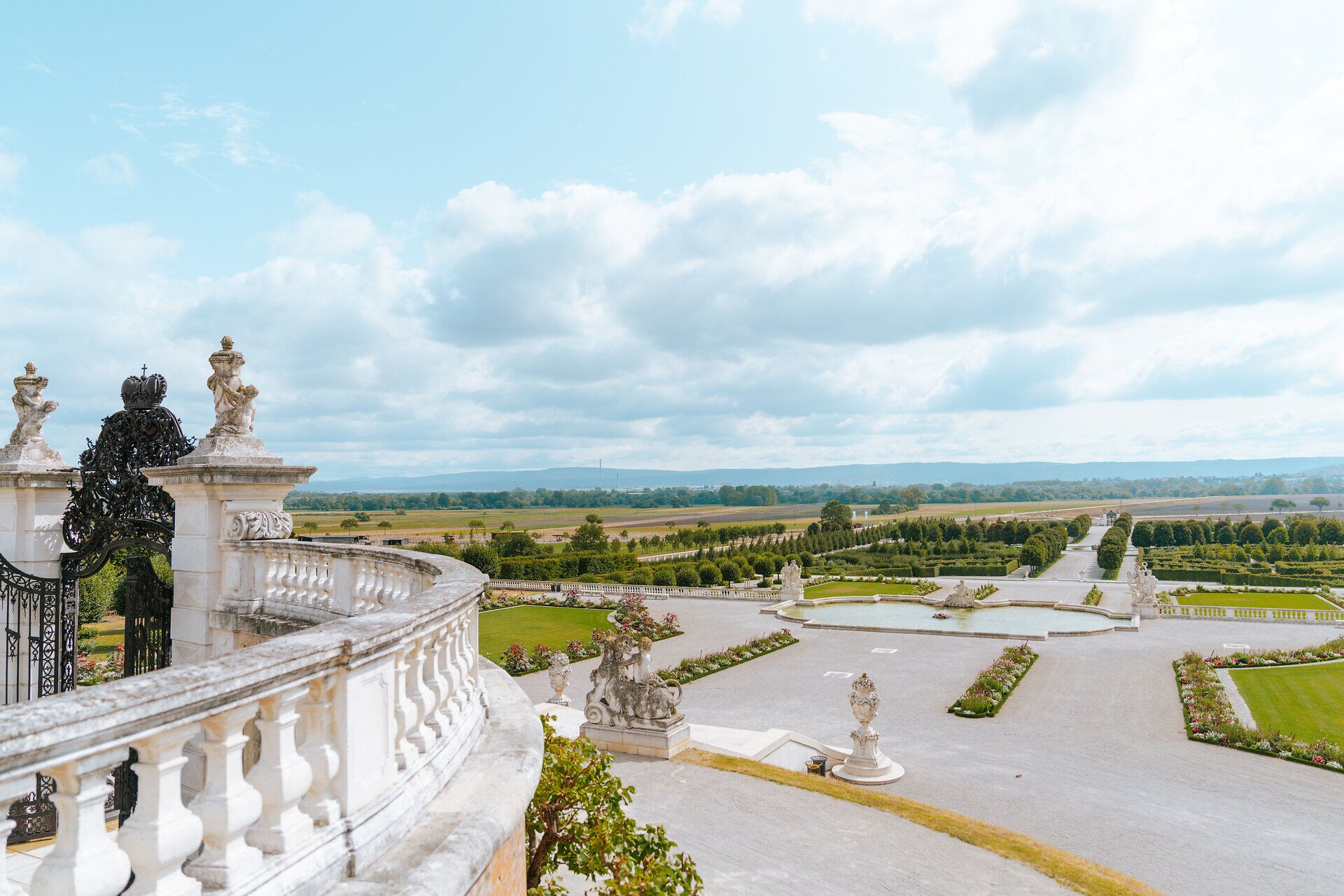 Die weitläufigen Terrassen von Schloss Hof bieten einen atemberaubenden Blick über die sanften Hügel des Marchfelds. Hier, umgeben von kunstvoll gestalteten Gärten und historischen Statuen, lässt sich die Schönheit der Natur in vollen Zügen genießen. Ein Ort, der zum Verweilen und Träumen einlädt.