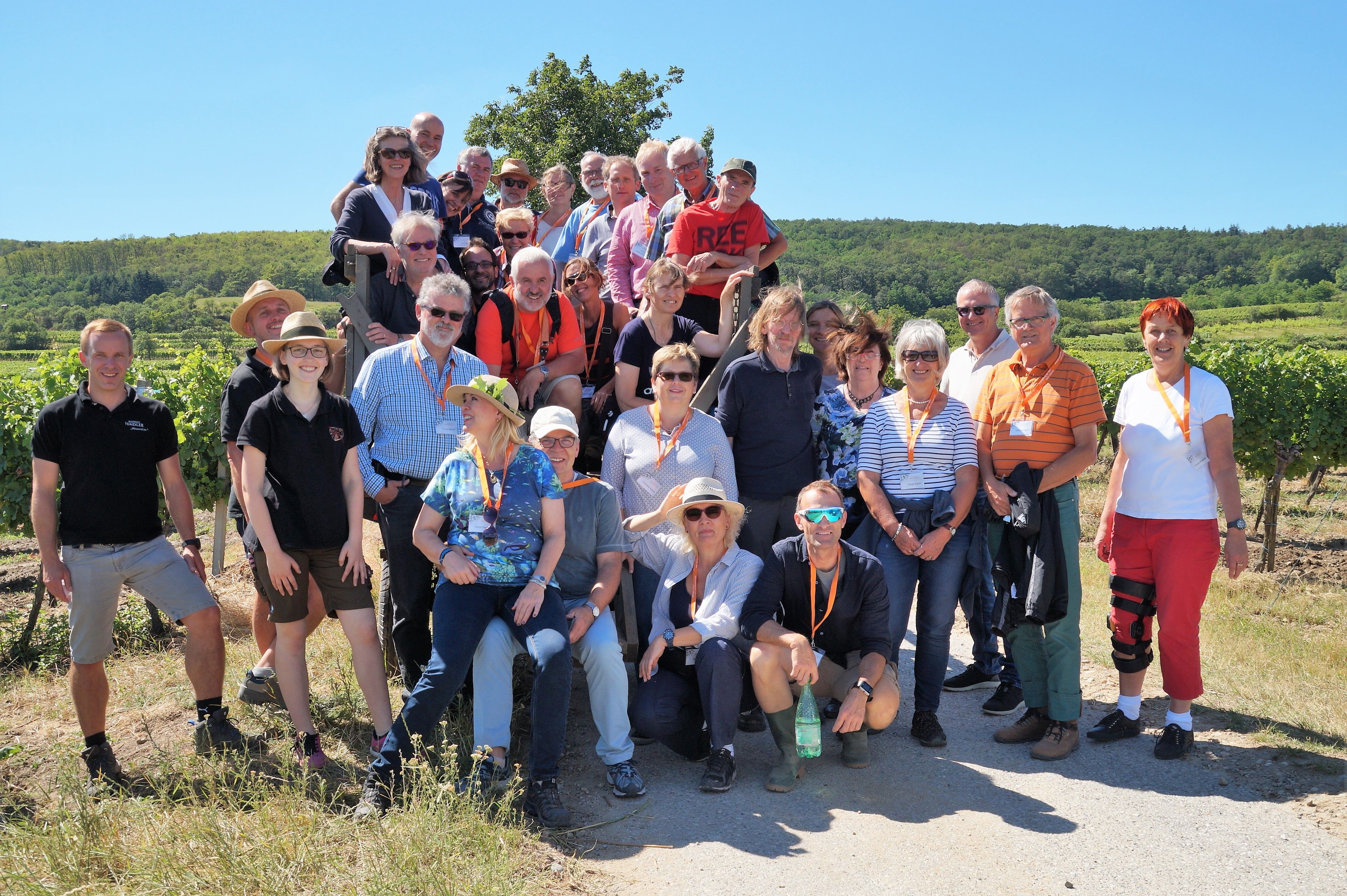Eine Gruppe von ca. 20 Personen vor einem Weingarten