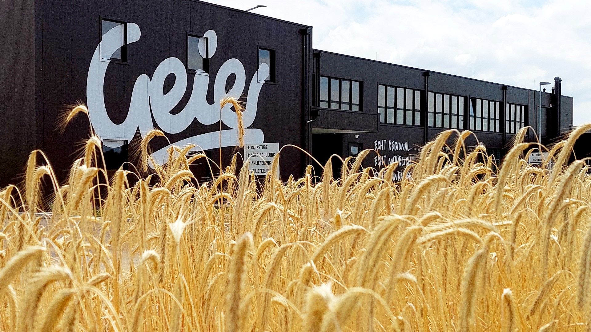 Außenansicht der Backstube der Bäckerei Geier (Gebäude mit Geier-Schriftzug)