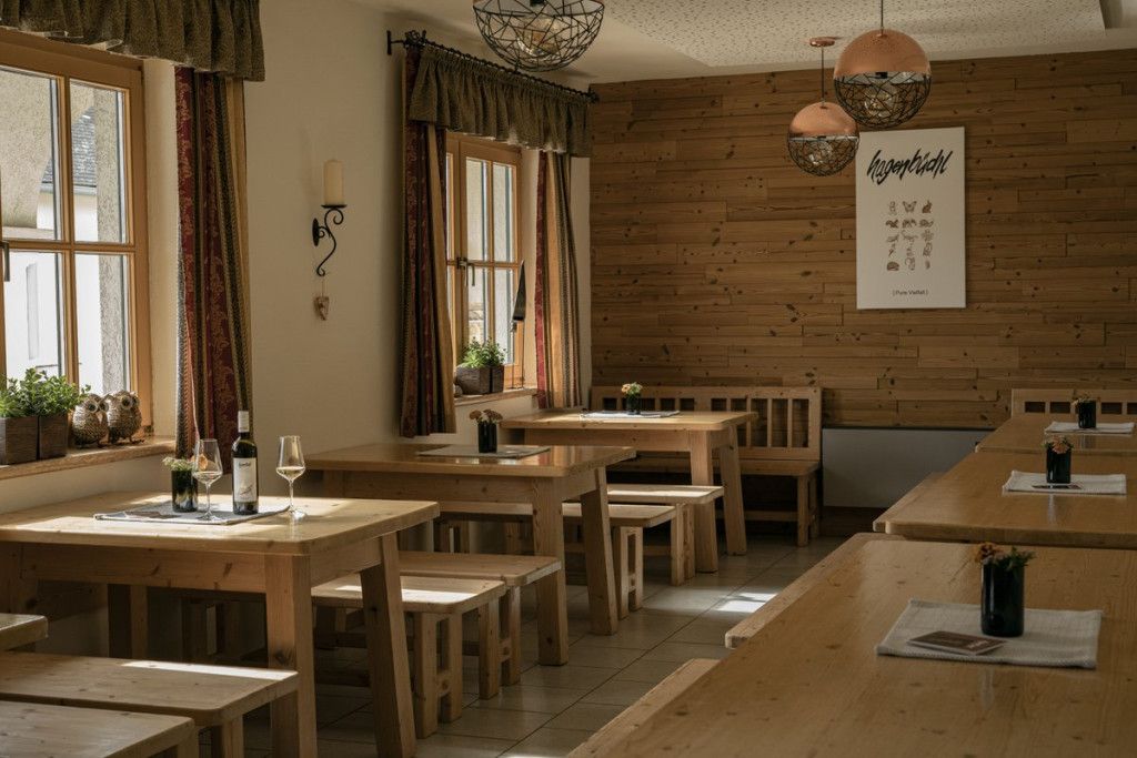 Gemütlicher Verkostungsraum im Weingut Hagenbüchl
