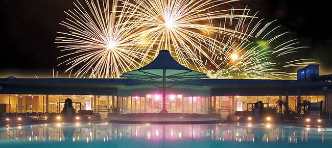 Feuerwerk &uuml;ber der Therme Laa bei Nacht.
