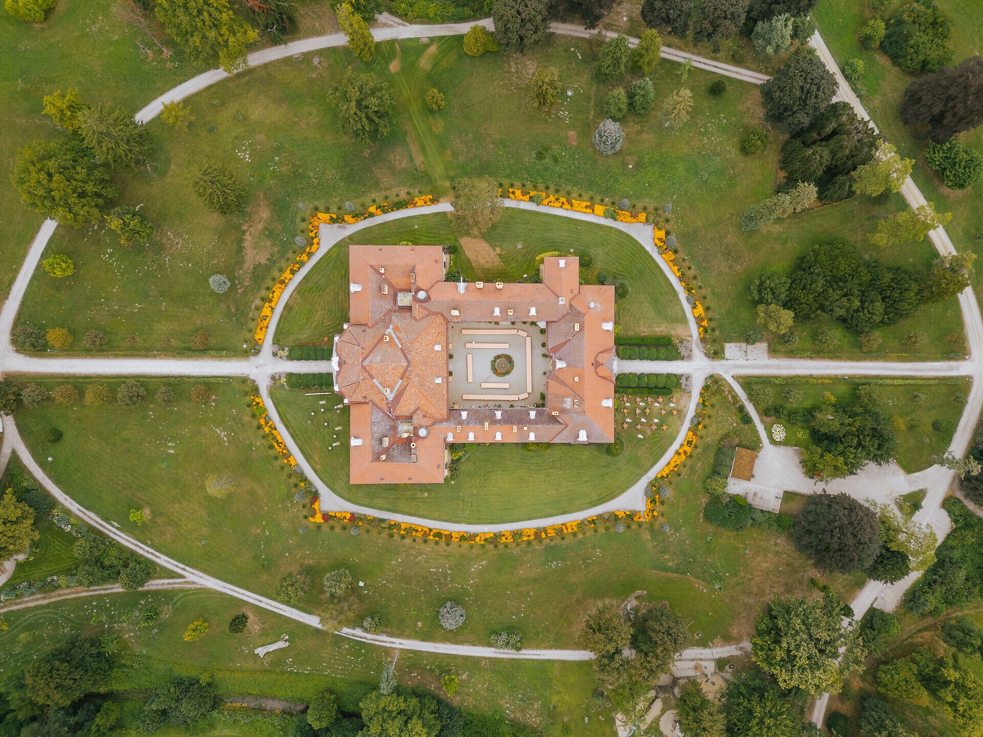 Umgeben von üppigen Grünflächen und blühenden Blumen entfaltet sich die majestätische Architektur des Schlosses in voller Pracht. Der Schlosspark lädt zu entspannten Spaziergängen ein, während die sanften Hügel im Hintergrund eine malerische Kulisse bieten. Hier wird der Sommer zu einem unvergesslichen Erlebnis inmitten der Natur.