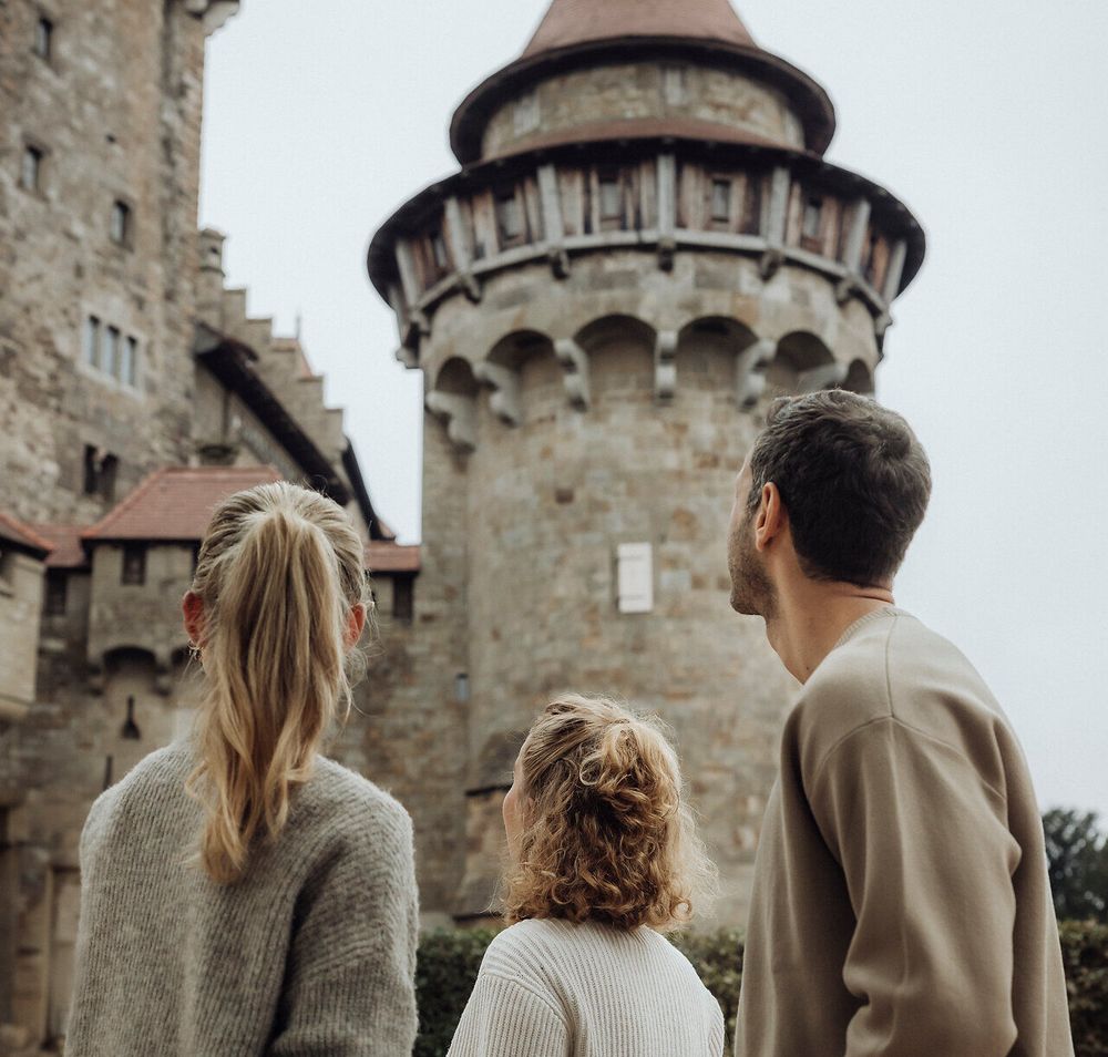 Die majestätische Burg Kreuzenstein erhebt sich stolz über die sanften Hügel der Umgebung. Besucher werden von der beeindruckenden Architektur und der malerischen Landschaft verzaubert, während sie die frische Bergluft genießen. Ein perfekter Ort für unvergessliche Erlebnisse und atemberaubende Ausblicke.