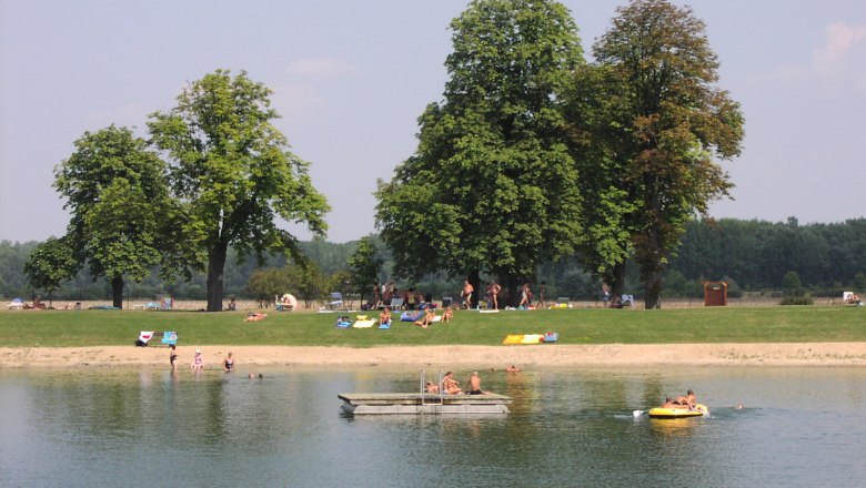 Menschen entspannen am Aubad Hohenau.