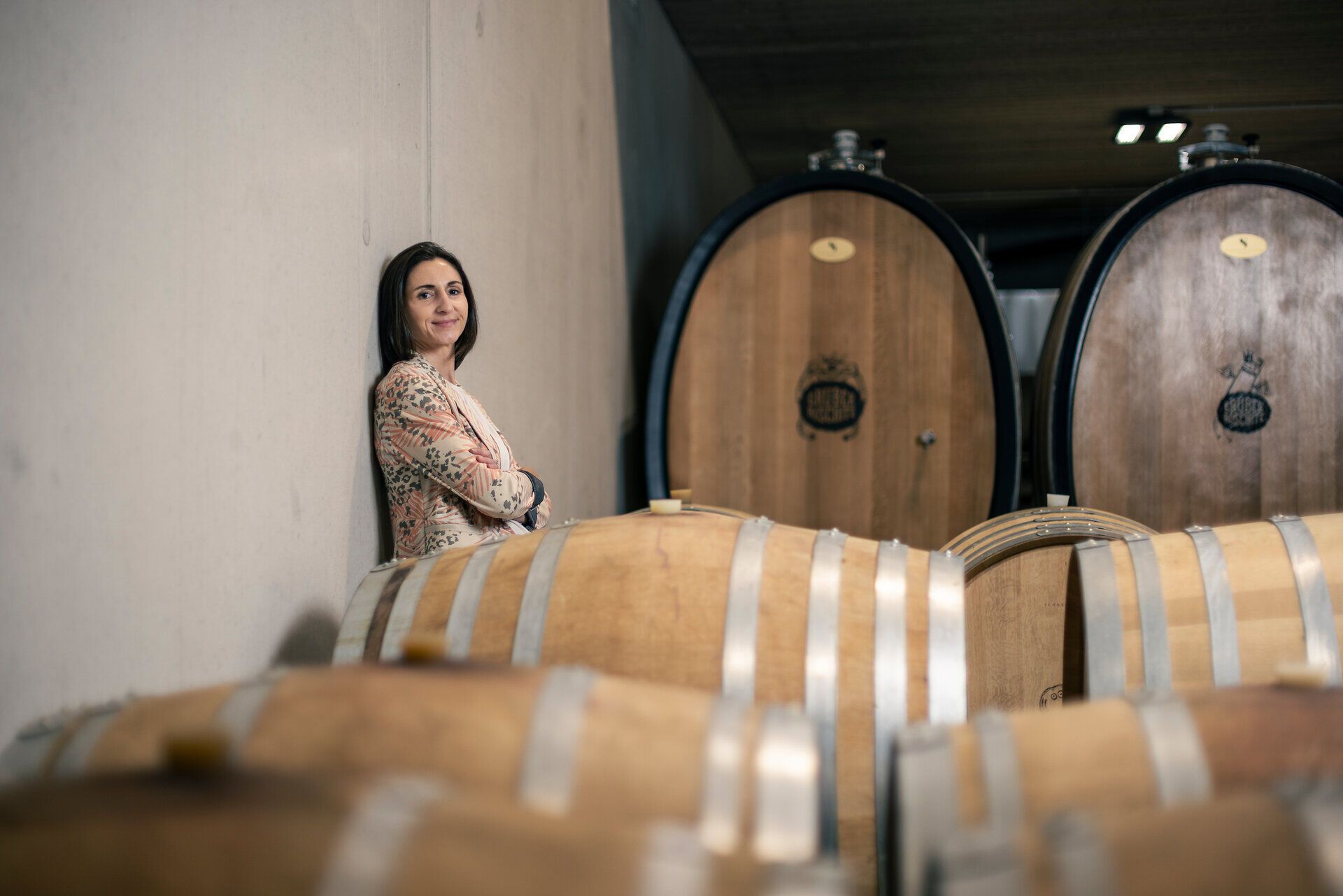 Inmitten der beeindruckenden Holzfässer strahlt eine Atmosphäre der Tradition und des Genusses. Die sanften Aromen des Weins und die ruhige Umgebung laden dazu ein, die Seele baumeln zu lassen und die Schönheit des Weinviertels zu entdecken.