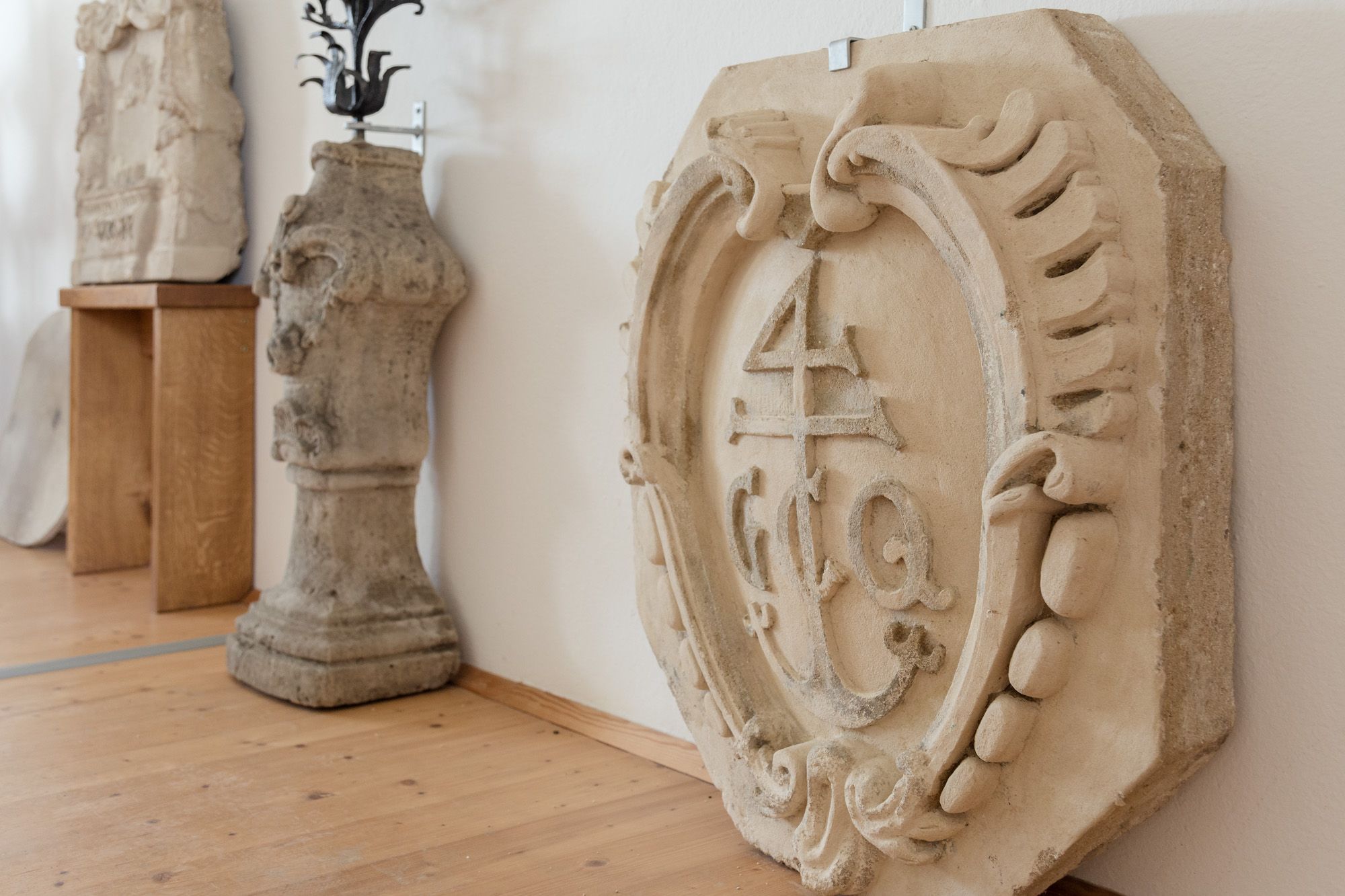 Steinrelief mit dekorativen Elementen im Stadtmuseum Zistersdorf.