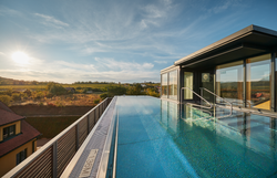 Genießen Sie den atemberaubenden Blick über die sanften Weinberge, während die Sonne am Horizont untergeht. Der glitzernde Pool lädt zum Entspannen ein und verspricht unvergessliche Momente inmitten der idyllischen Landschaft.