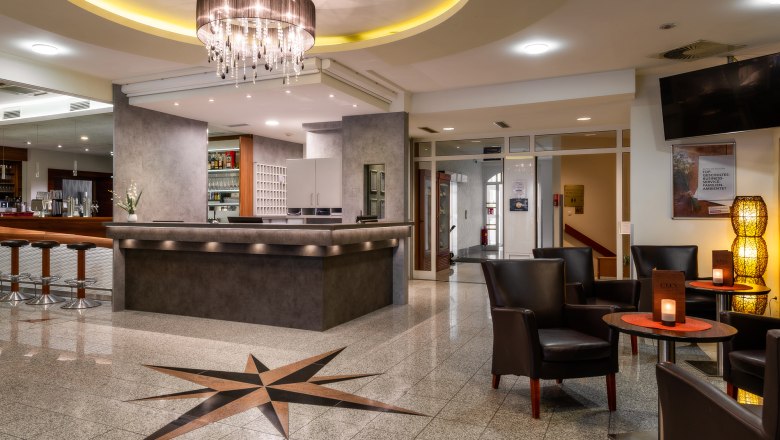 Hotelrezeption mit Bar und Sitzbereich.