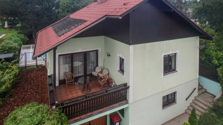 The dog paradise in the Pulkau Valley, © Novasol / Fam. Schachner Two-storey house with red roof and balcony, surrounded by trees.
