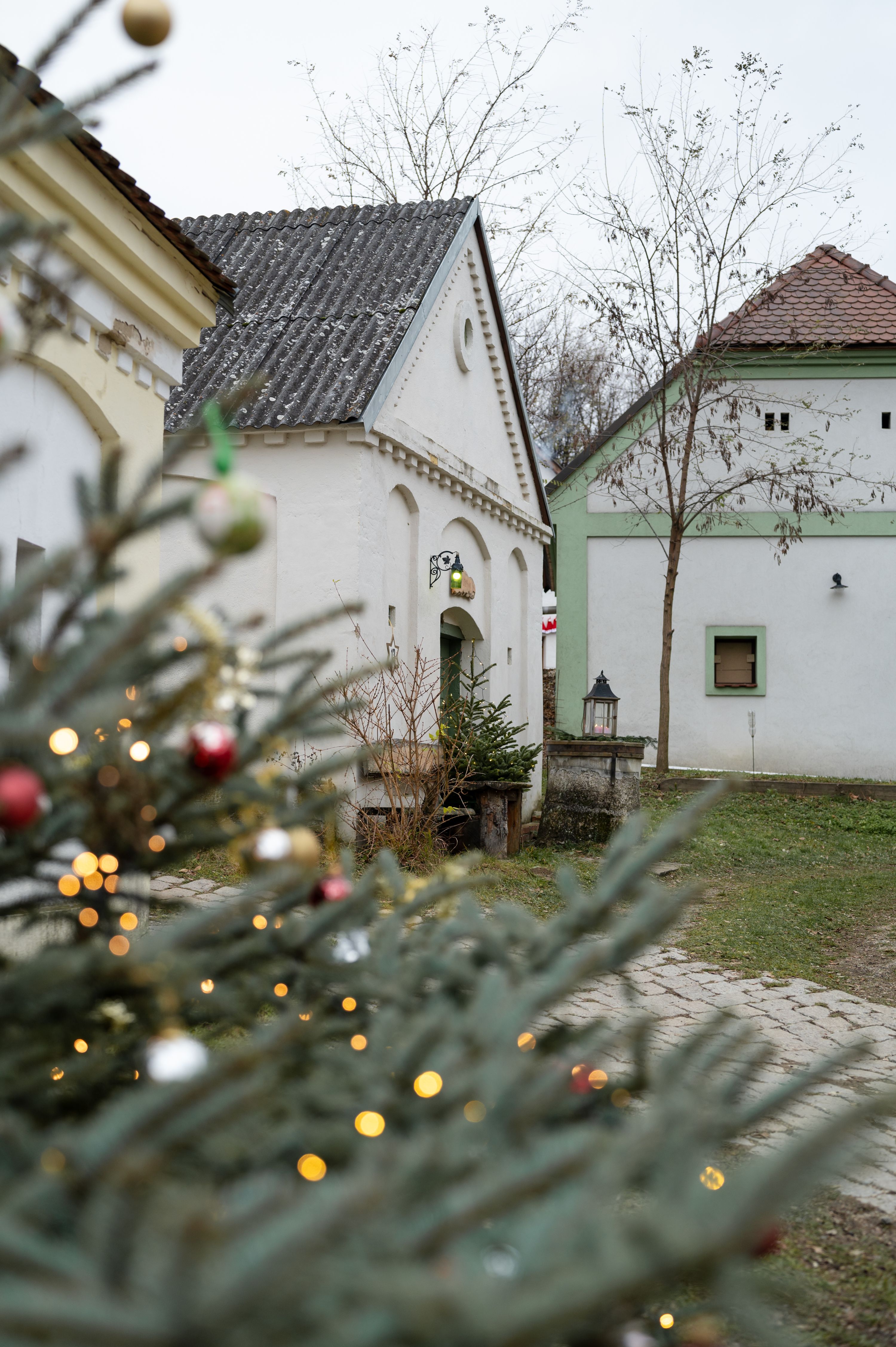 Weihnachtlich geschmückte Häuser in Unterstinkenbrunn, Loamgrui.