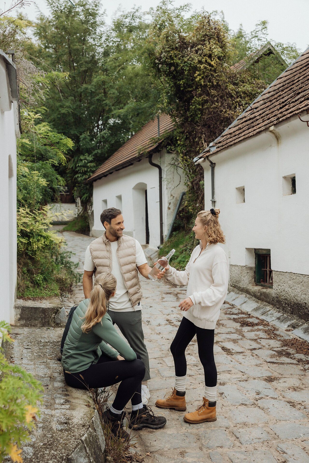 In der malerischen Umgebung von Enzersfeld genießen Wanderer die frische Luft und die atemberaubenden Ausblicke auf die sanften Hügel des Weinviertels. Die charmanten Kellergassen laden dazu ein, die regionalen Weine zu verkosten und die herzliche Gastfreundschaft der Einheimischen zu erleben.