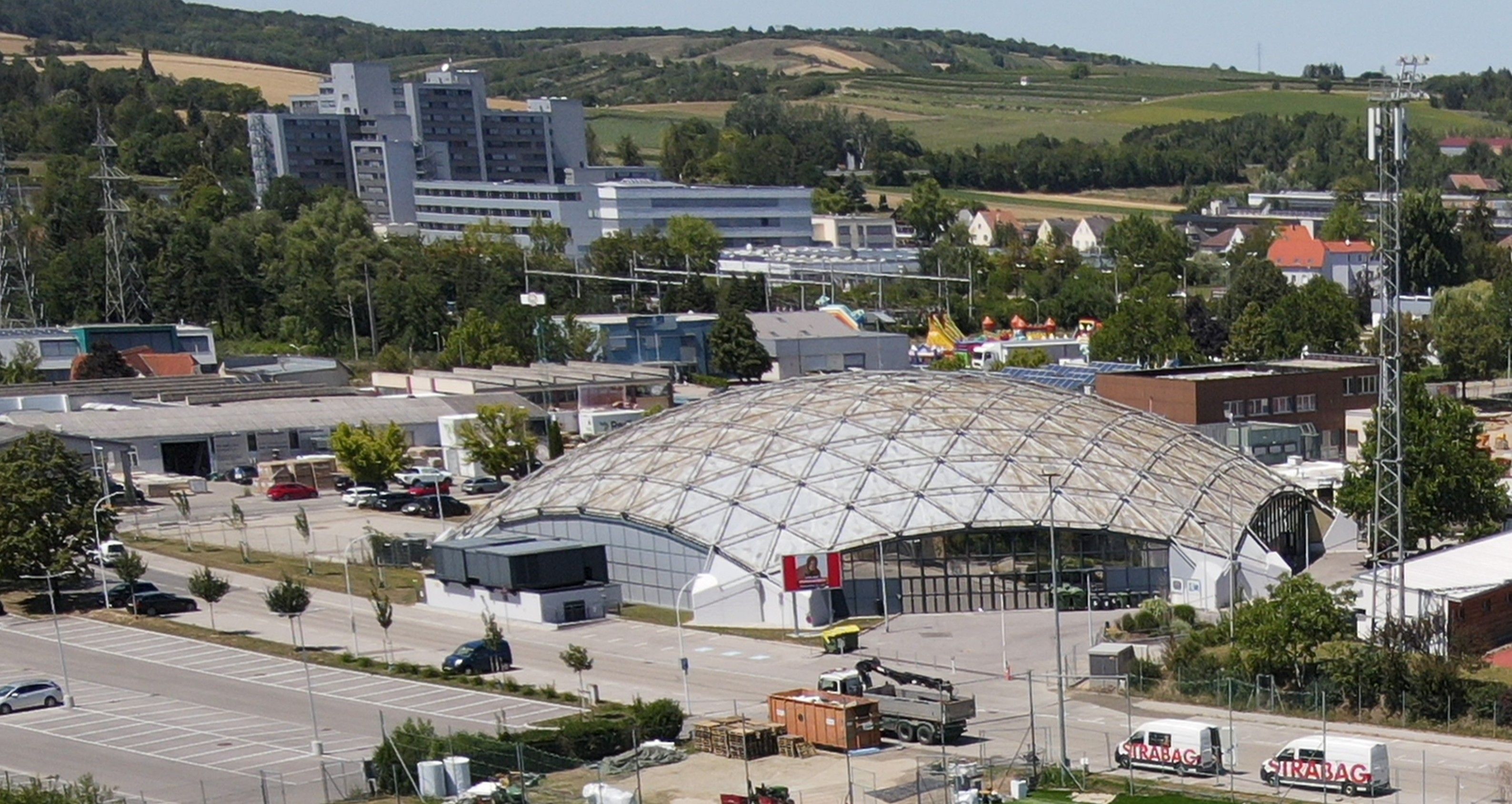 Luftbild der Sporthalle in Hollabrunn mit umliegenden Gebäuden und Landschaft.