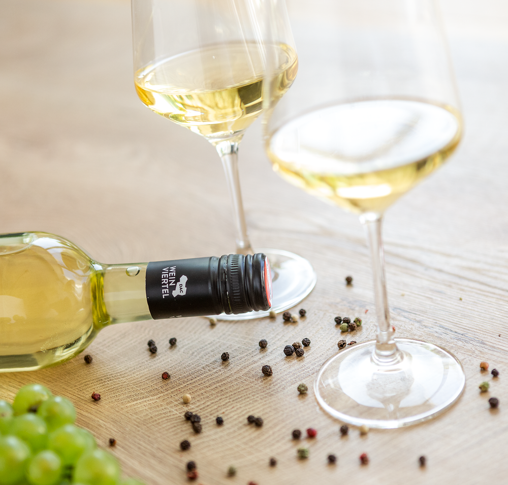 Genießen Sie ein Glas erfrischenden Weißwein, umgeben von saftigen Trauben und dem verführerischen Aroma der Weinregion. Die sanften Hügel und die idyllische Landschaft laden zu einem entspannten Aufenthalt ein, während die warmen Sonnenstrahlen die Atmosphäre verzaubern.