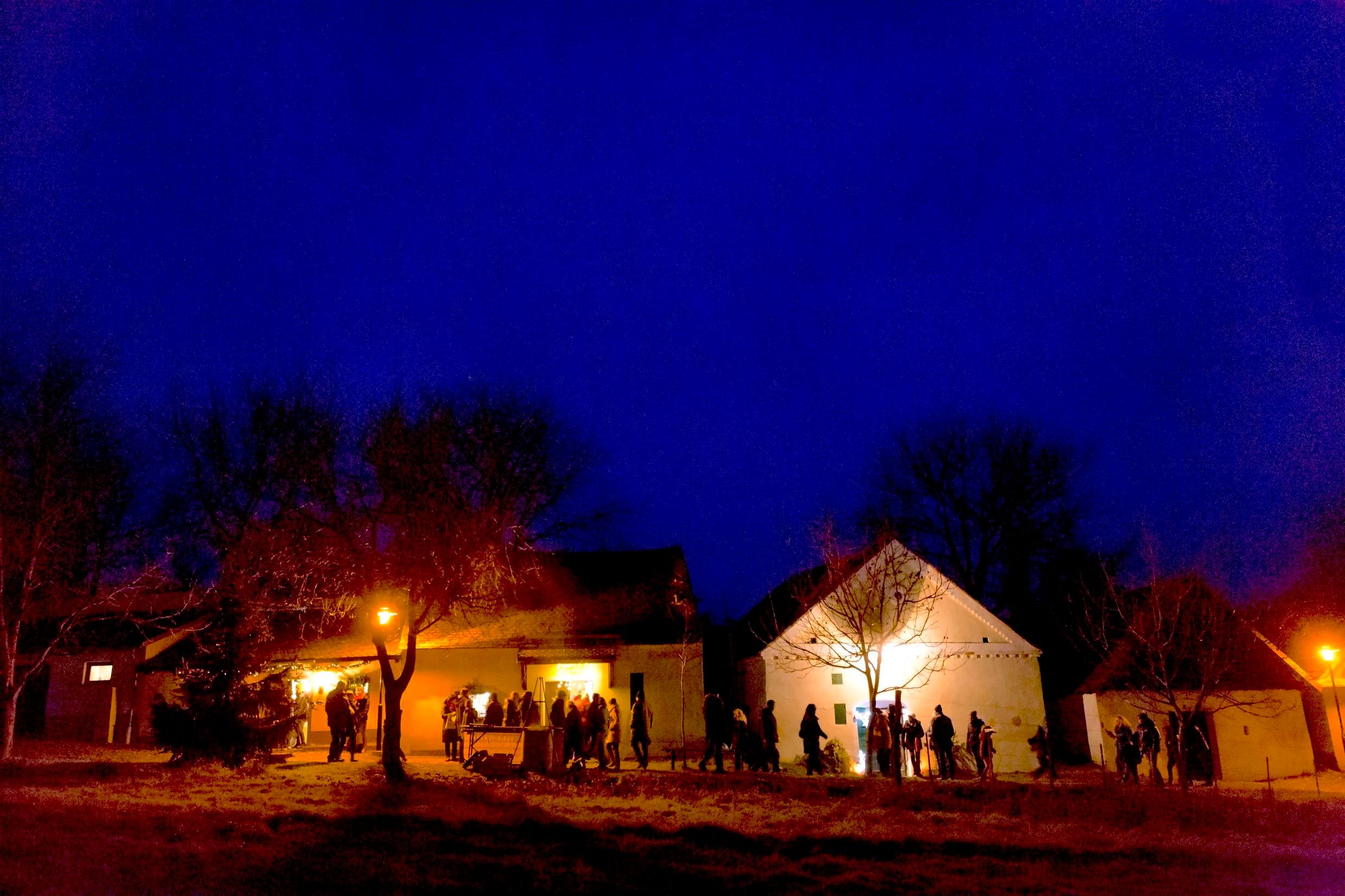 Adventmarkt in der Weinviertler Kellergasse in Unterstinkenbrunn