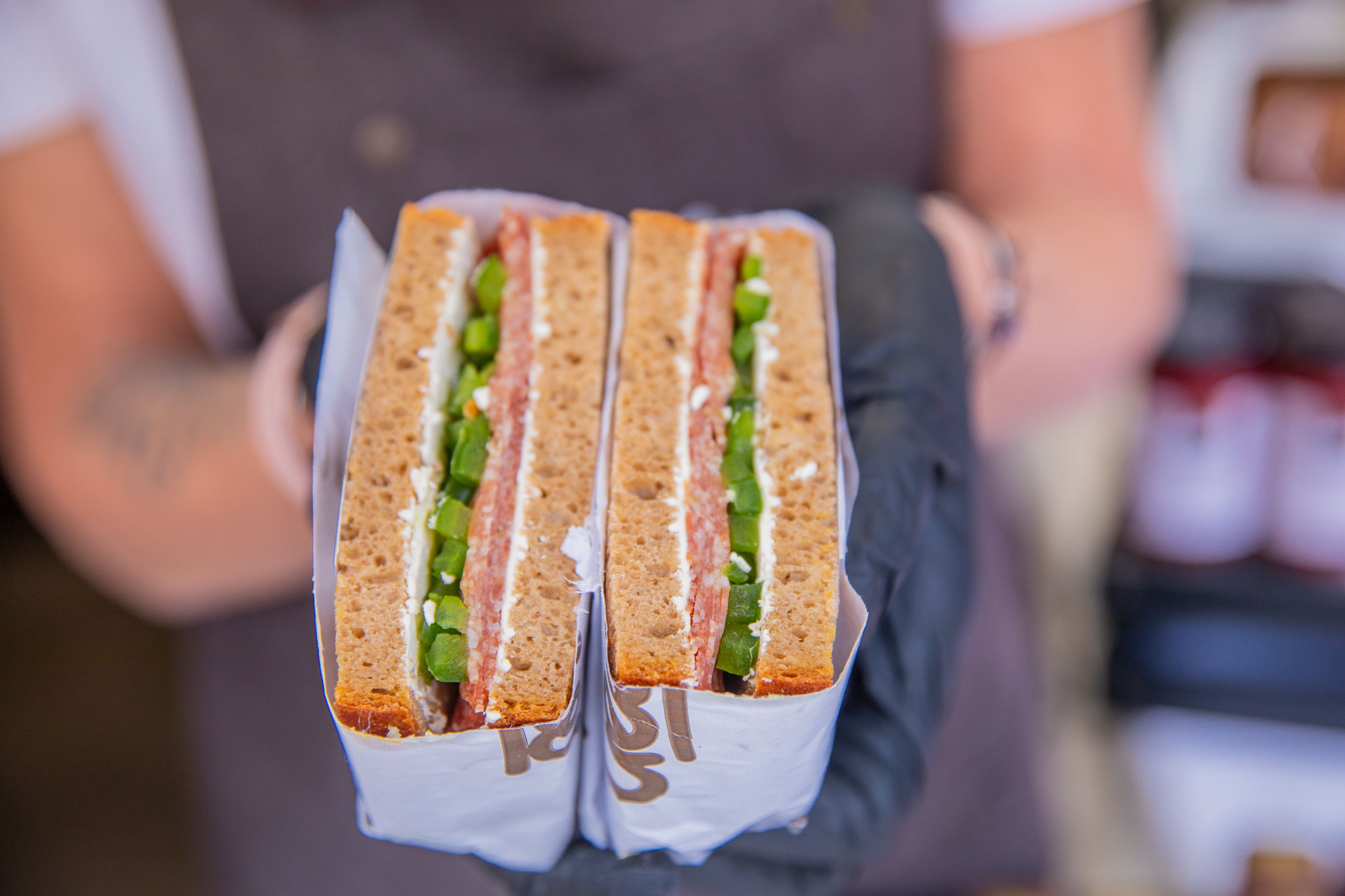 Ein gefülltes/belegtes Brot wird präsentiert.