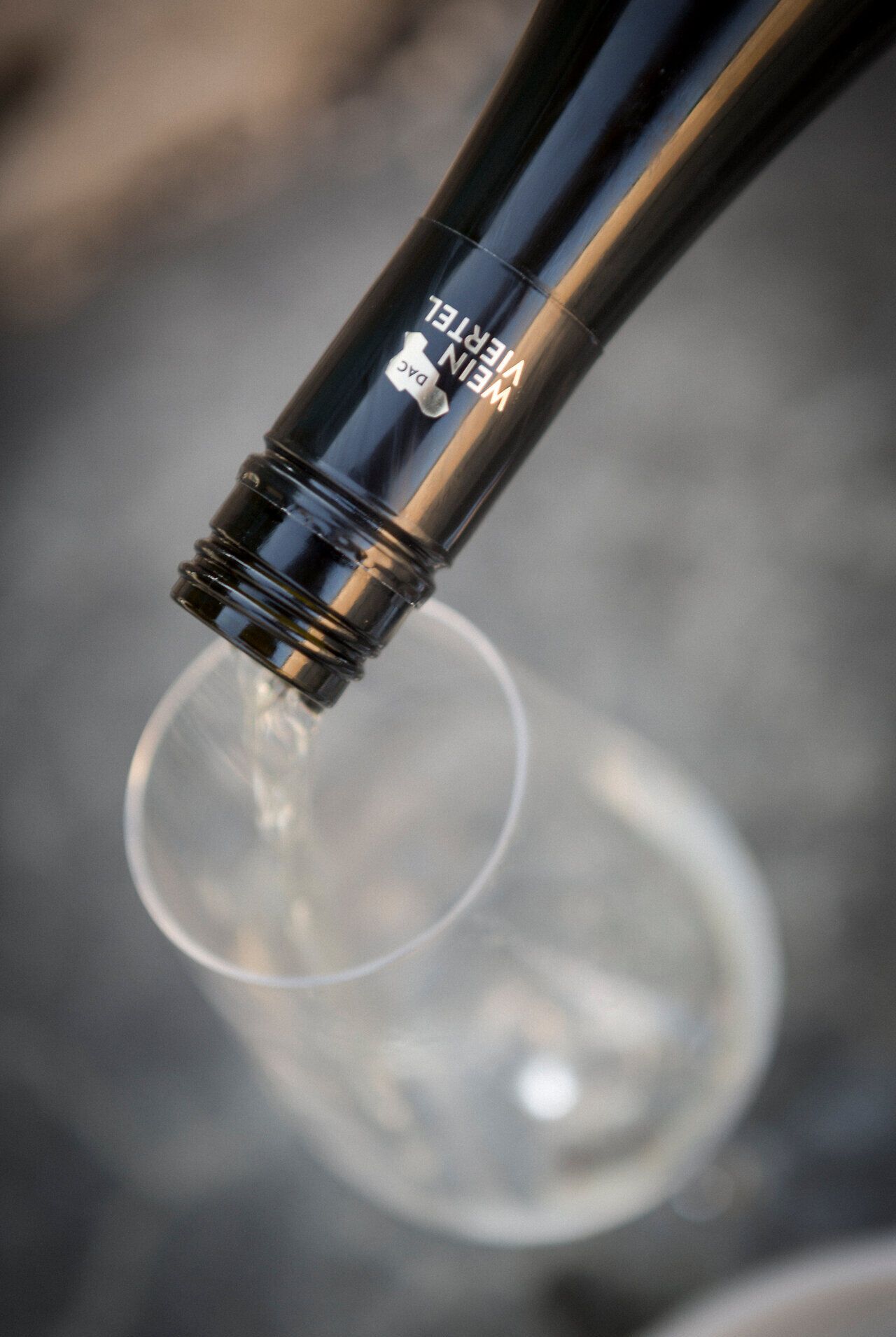 Ein elegantes Weinglas füllt sich mit dem klaren, goldenen Schimmer eines erlesenen Weins. Die sanften Hügel des Weinviertels laden dazu ein, die Aromen und die Vielfalt der regionalen Weine zu entdecken. Genießen Sie die harmonische Verbindung von Natur und Kulinarik in dieser malerischen Landschaft.