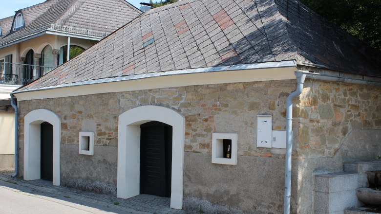 Ein traditionelles Gebäude mit Steinmauer und Schieferdach in Langenzersdorf.