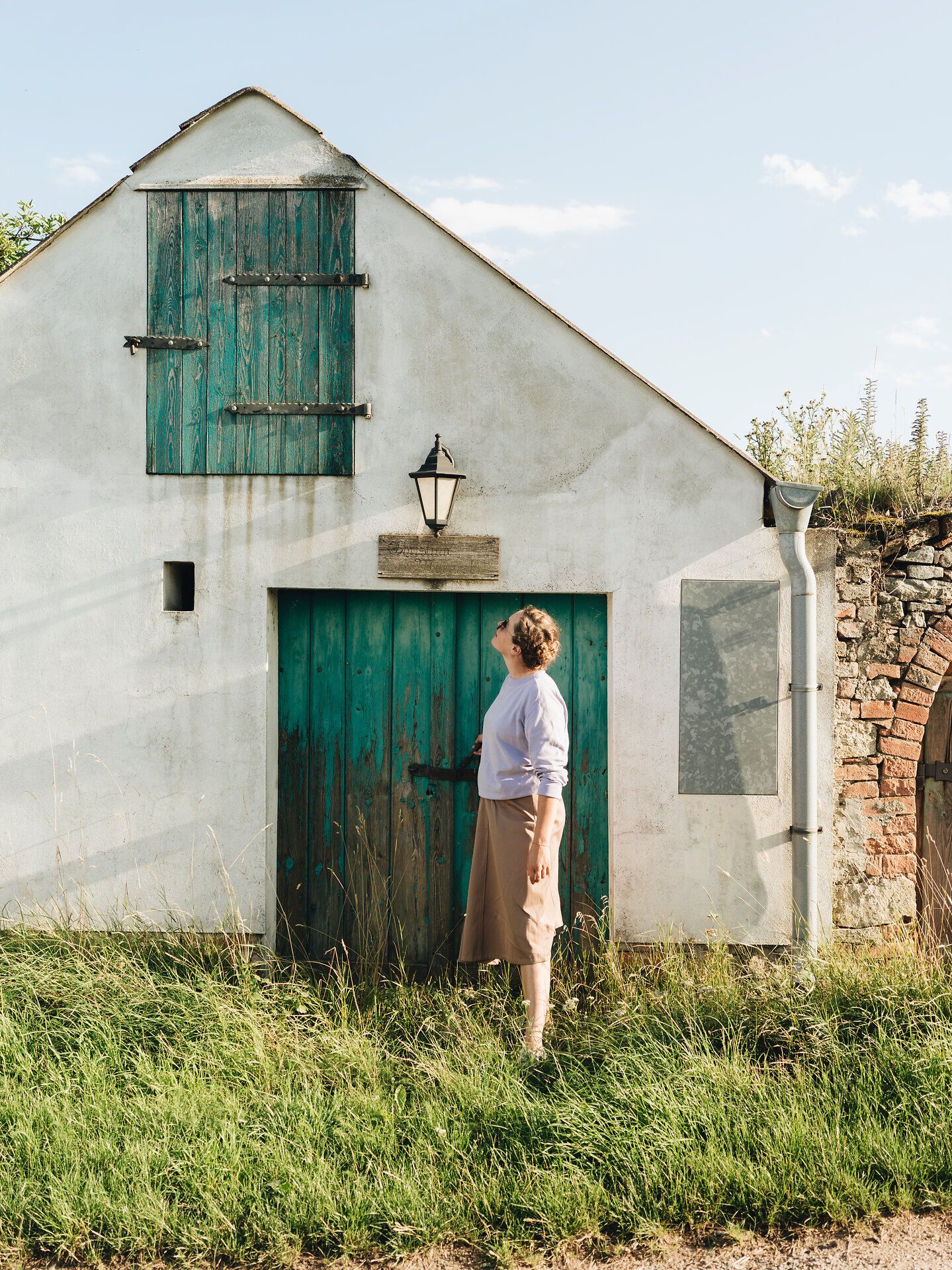 In der malerischen Kellergasse Maulavern umgeben von sanften Hügeln und üppigen Weinreben, strahlt die herbstliche Atmosphäre eine einladende Wärme aus. Die rustikalen Keller laden dazu ein, die köstlichen Weine der Region zu verkosten und die Schönheit der Natur zu genießen.