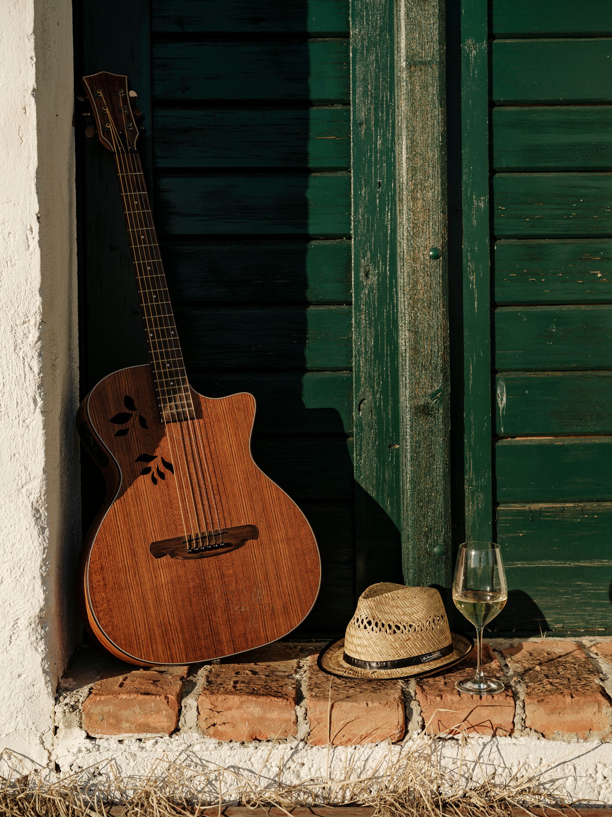 Eine Gitarre lehnt an einer Kellertür.