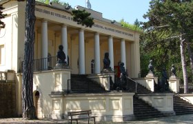 Radetzky Gedenkstätte mit Büsten und Säulen in einem Park.