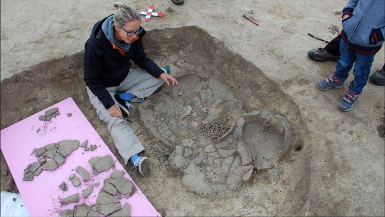 Archaeologist recovers pottery from a grave, ‘Hinter den Gärten’ site, © Volker Lindinger