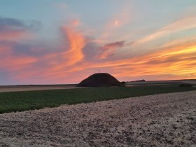Tumulus bei Sonnenuntergang, © LEADER-Region Weinviertel / Lahofer