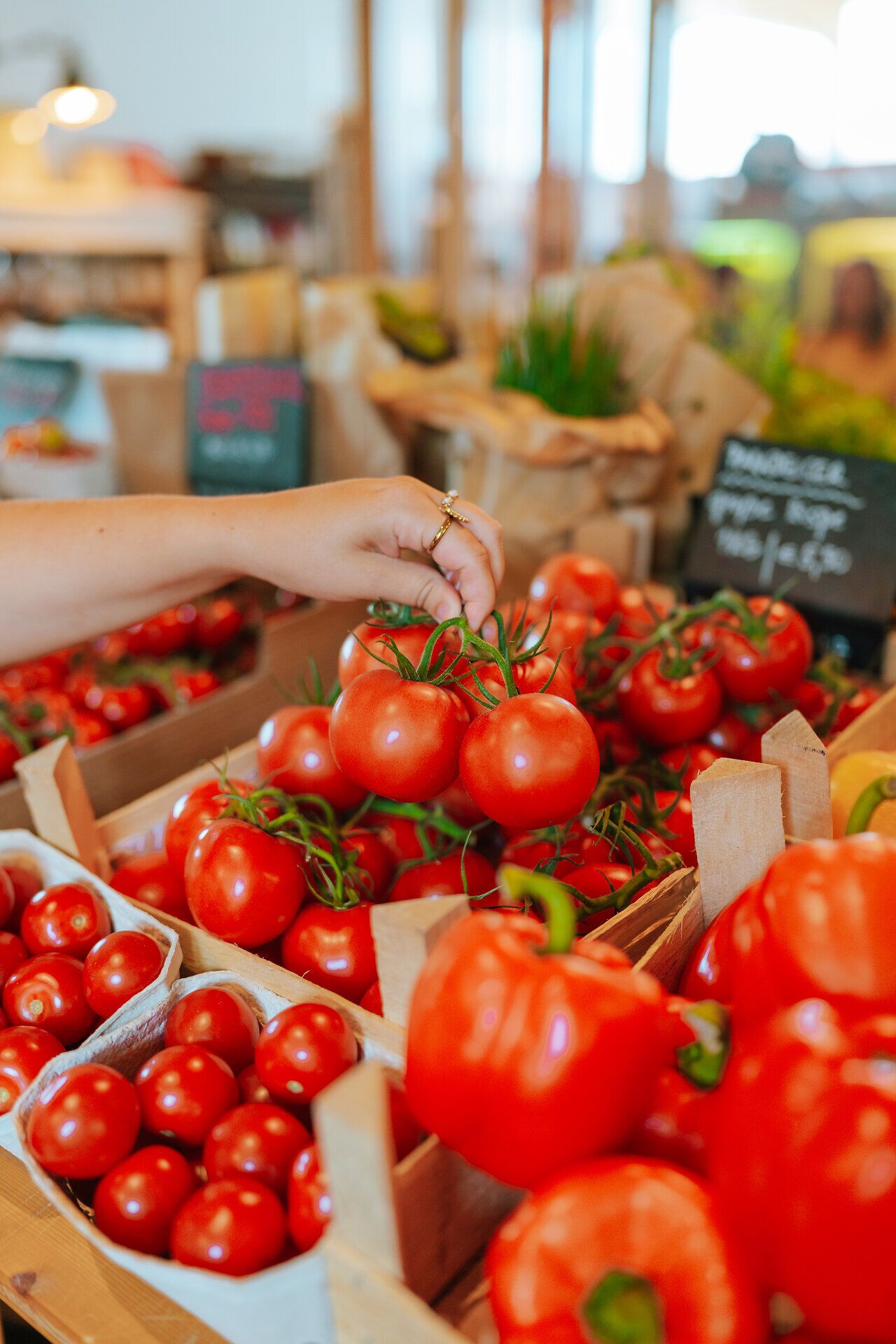 Frische, saftige Tomaten in leuchtendem Rot laden zum Verweilen ein. Der Duft von regionalen Köstlichkeiten erfüllt die Luft und verspricht ein unvergessliches Geschmackserlebnis. Hier im Hofladen wird die Liebe zur Natur und zur Landwirtschaft spürbar.