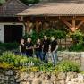 Gruppe von fünf Personen vor einem Weingut mit Sporr-Banner.