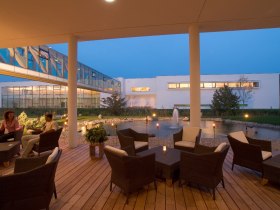 Lounge Terrasse Therme Laa - Hotel & Spa, &copy; Weinviertel Tourismus GmbH